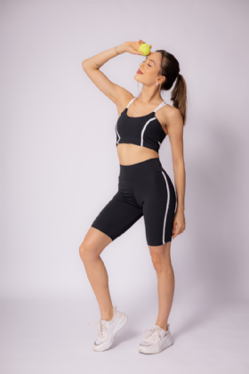 BERMUDA ALONGADA PRETA COM LISTRAS BRANCA